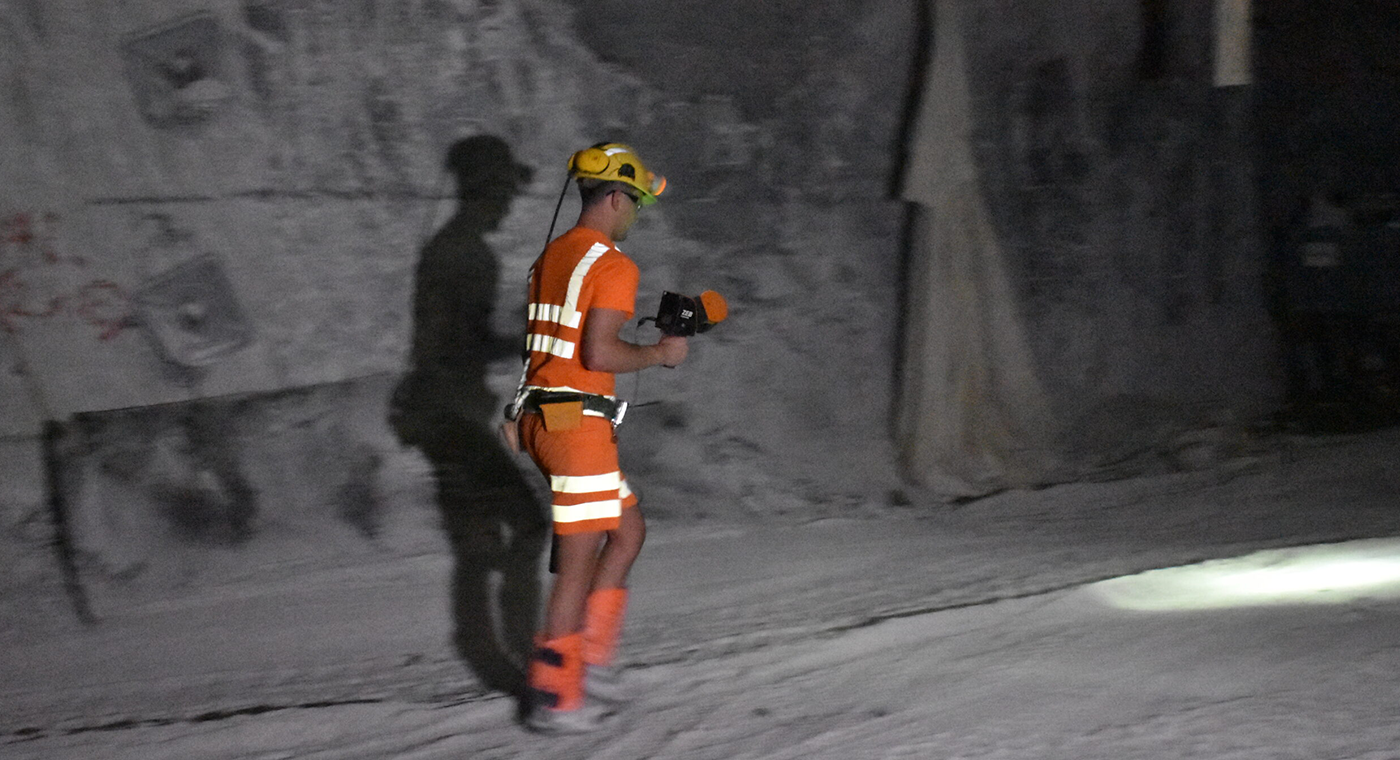 Man in hi-vis scanning a mine with a mobile LiDAR scanner